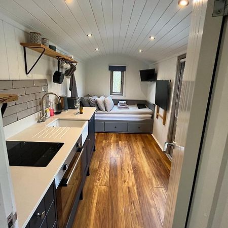 Luxury Shepherds Hut - The Moorhen By The Lake ヨーク エクステリア 写真