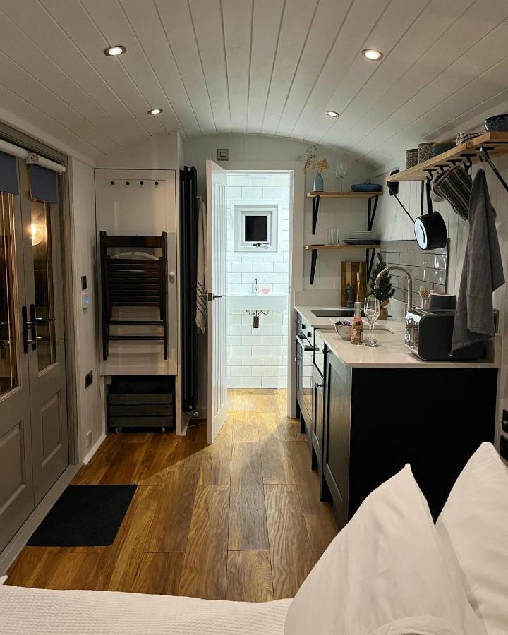 Luxury Shepherds Hut - The Moorhen By The Lake ヨーク エクステリア 写真