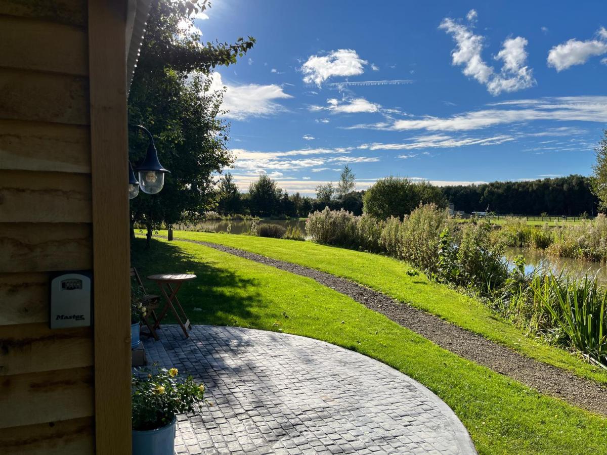 Luxury Shepherds Hut - The Moorhen By The Lake ヨーク エクステリア 写真