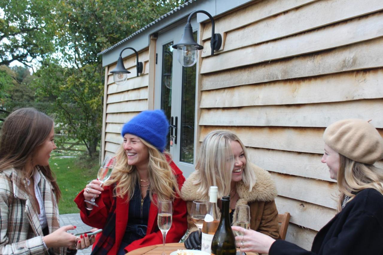 Luxury Shepherds Hut - The Moorhen By The Lake ヨーク エクステリア 写真