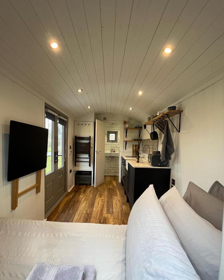 Luxury Shepherds Hut - The Moorhen By The Lake ヨーク エクステリア 写真