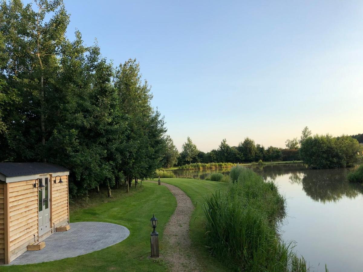 Luxury Shepherds Hut - The Moorhen By The Lake ヨーク エクステリア 写真