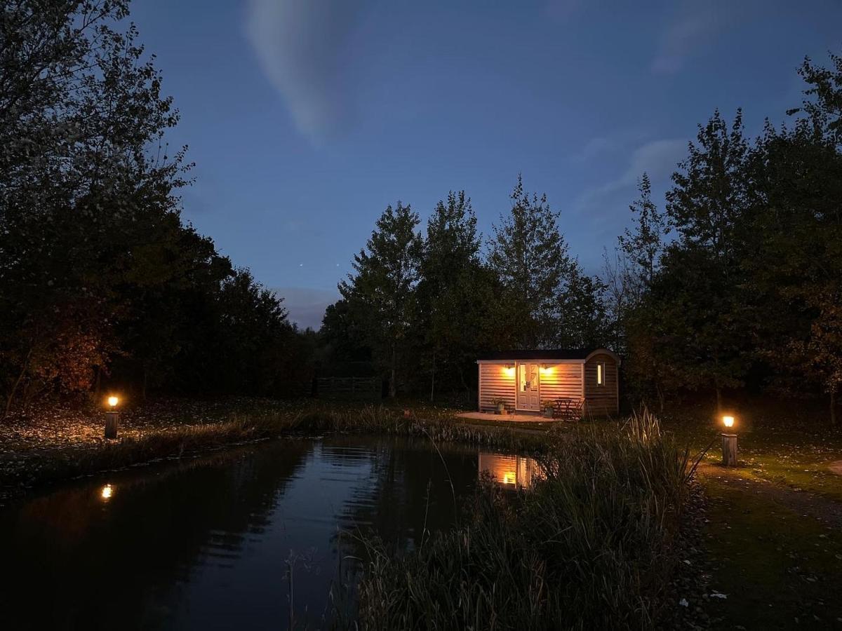 Luxury Shepherds Hut - The Moorhen By The Lake ヨーク エクステリア 写真