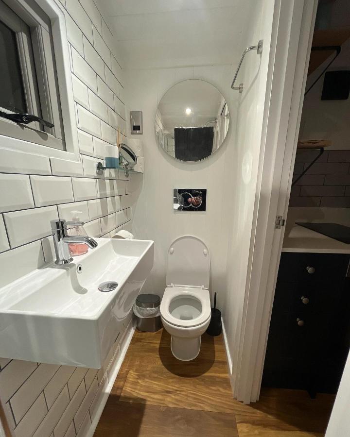 Luxury Shepherds Hut - The Moorhen By The Lake ヨーク エクステリア 写真